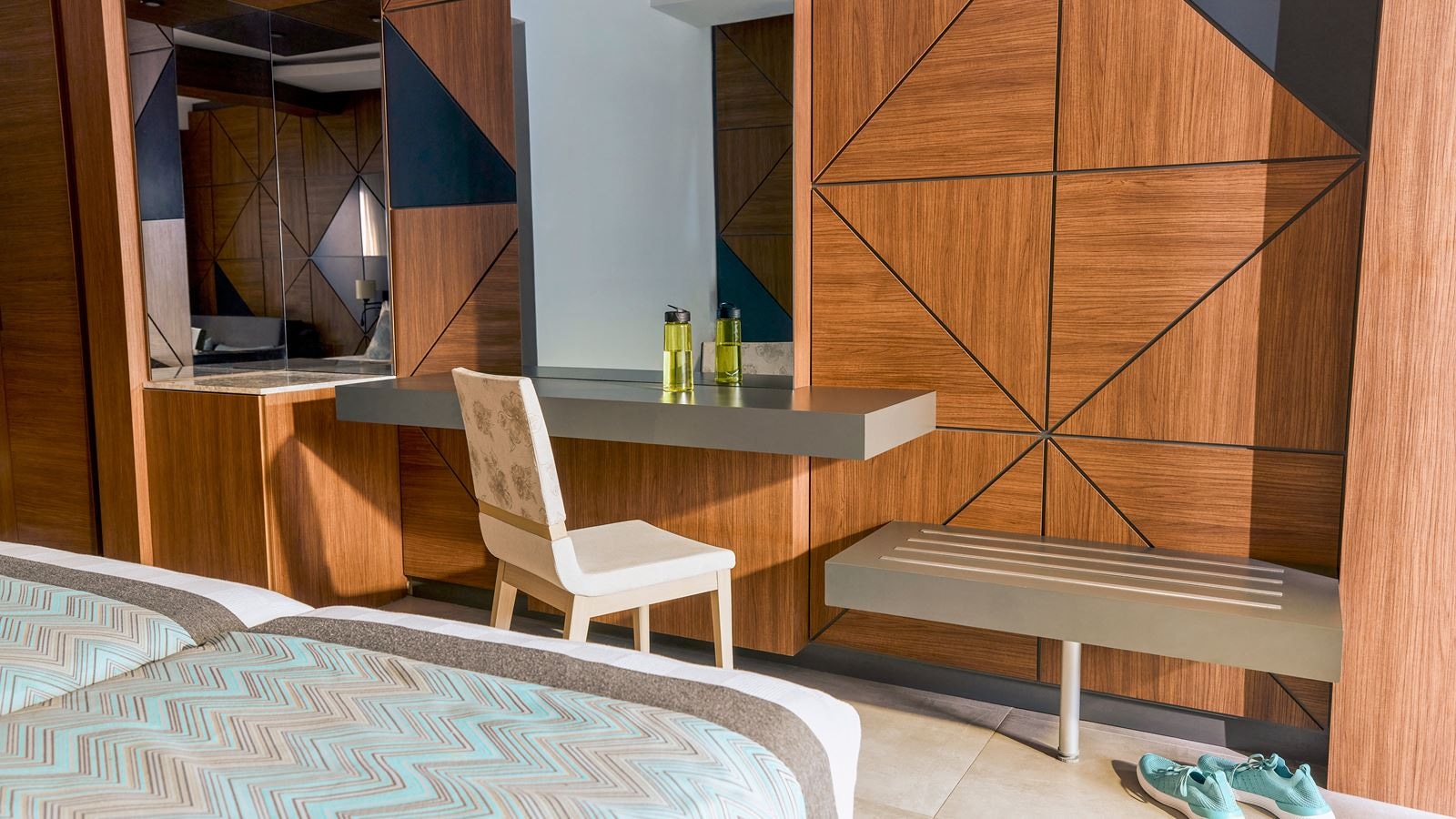 rooms-standard-large-mainbuilding-with-balcony--garden-view