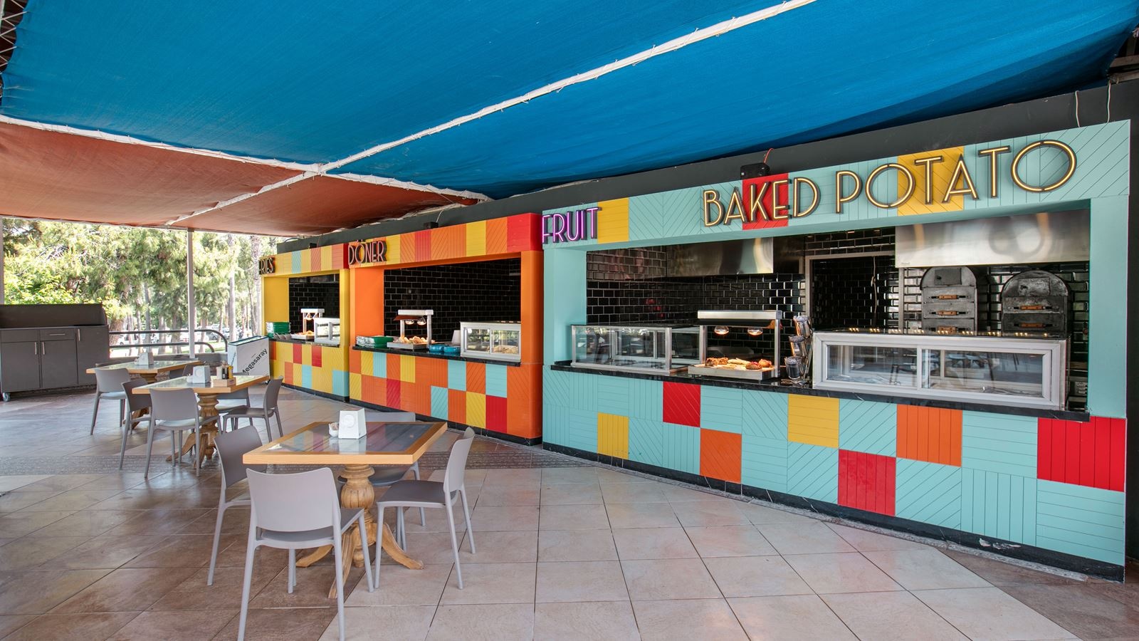 restaurants-pool-food-court