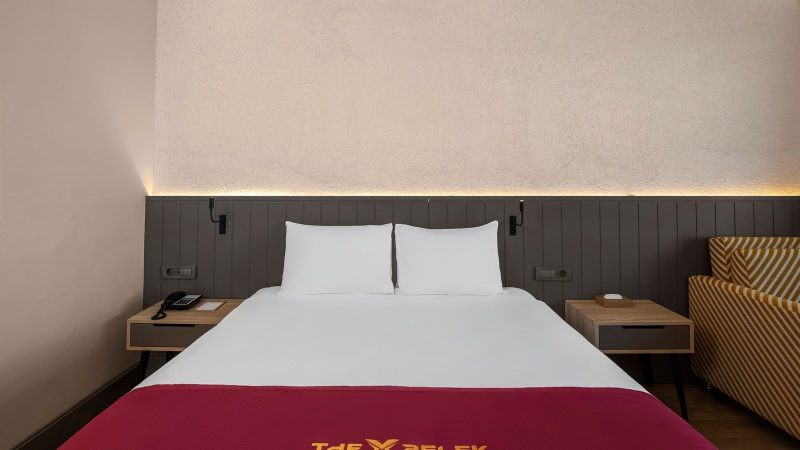 rooms-standard-room-pool-view