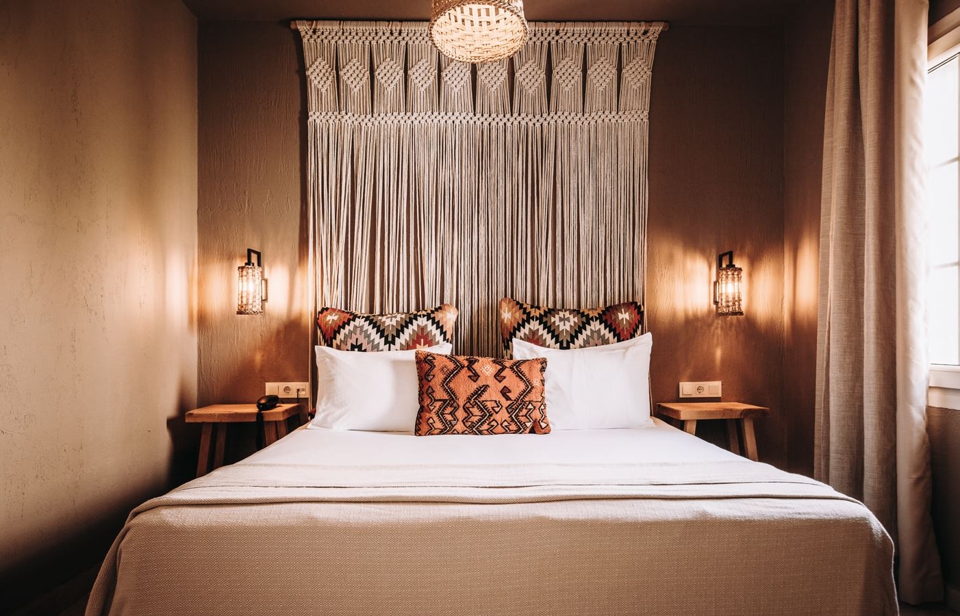 rooms-club-room-land-view