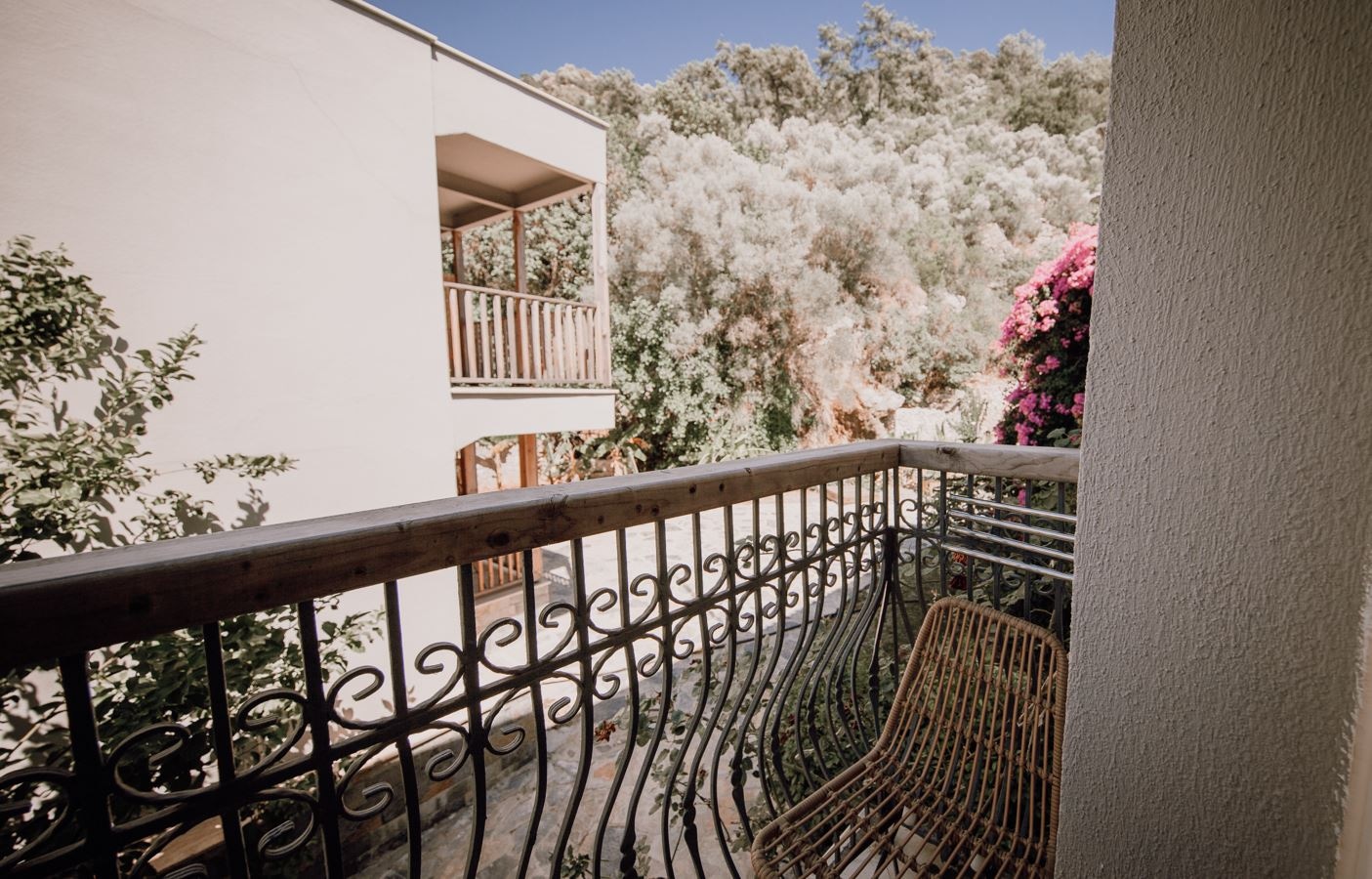 rooms-club-room-land-view