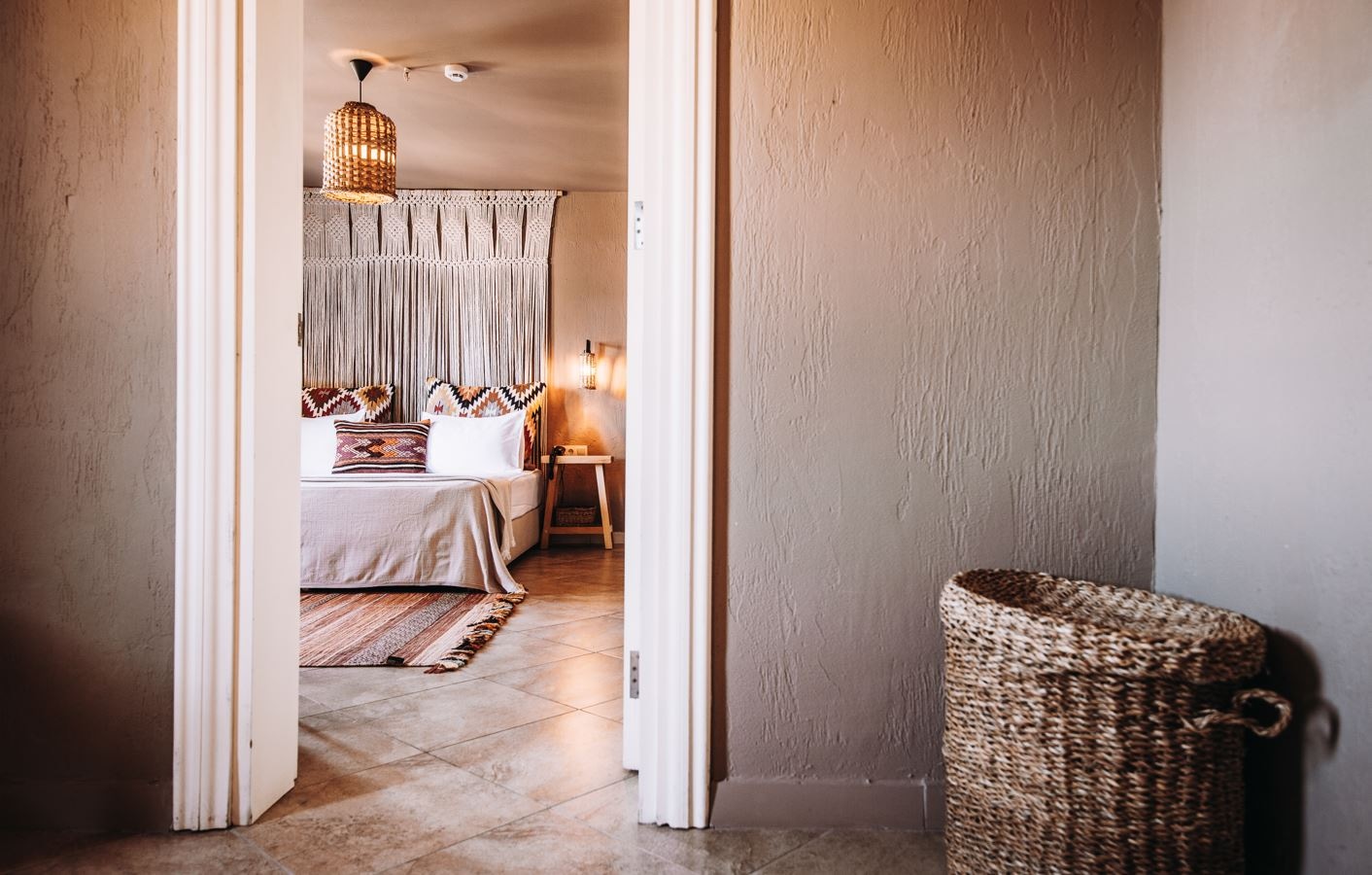 rooms-club-room-sidesea-view