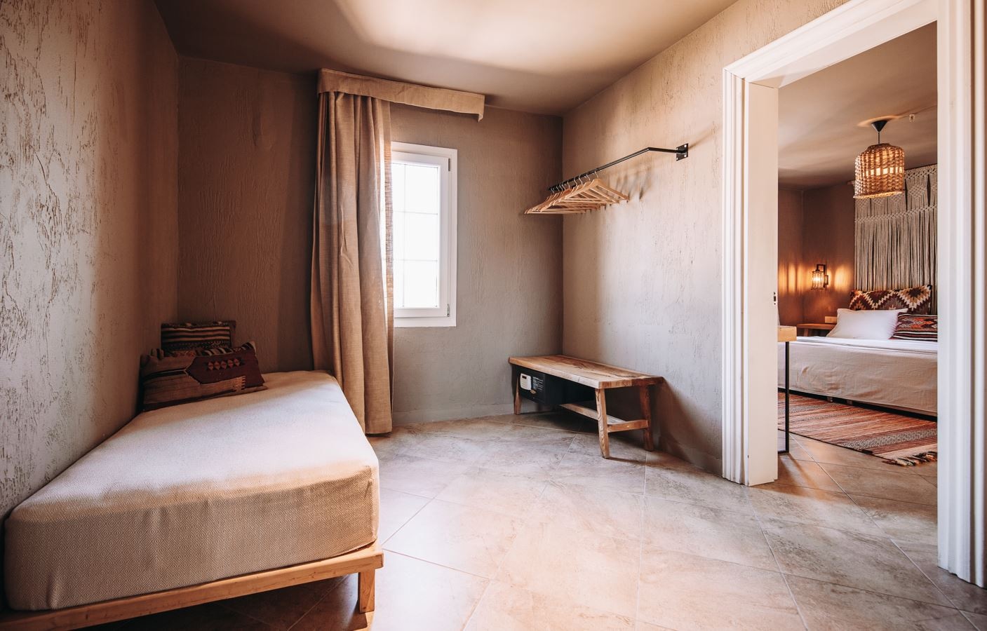 rooms-club-room-sidesea-view