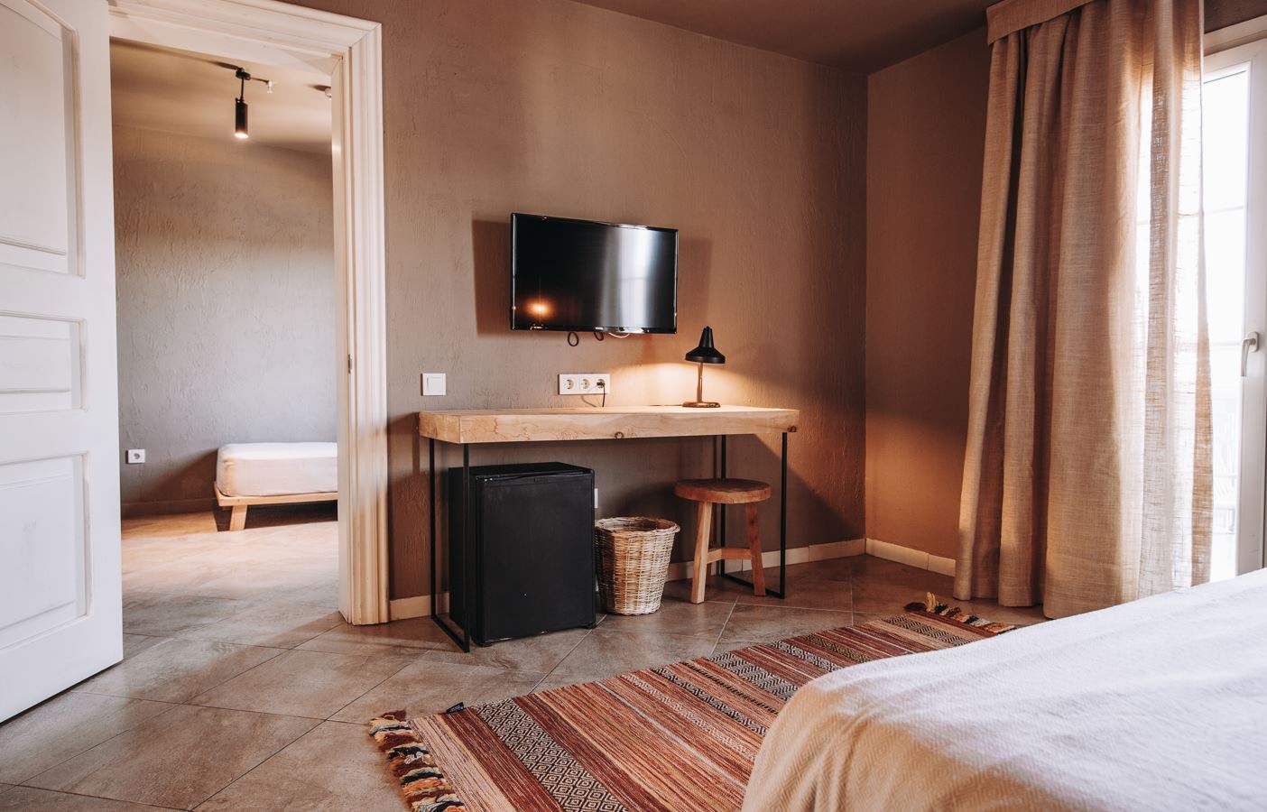 rooms-club-room-sidesea-view