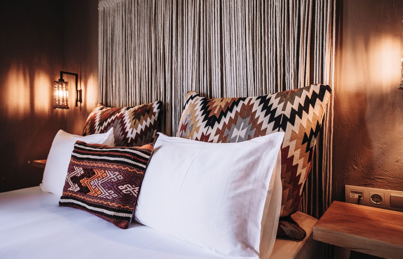 rooms-club-room-land-view