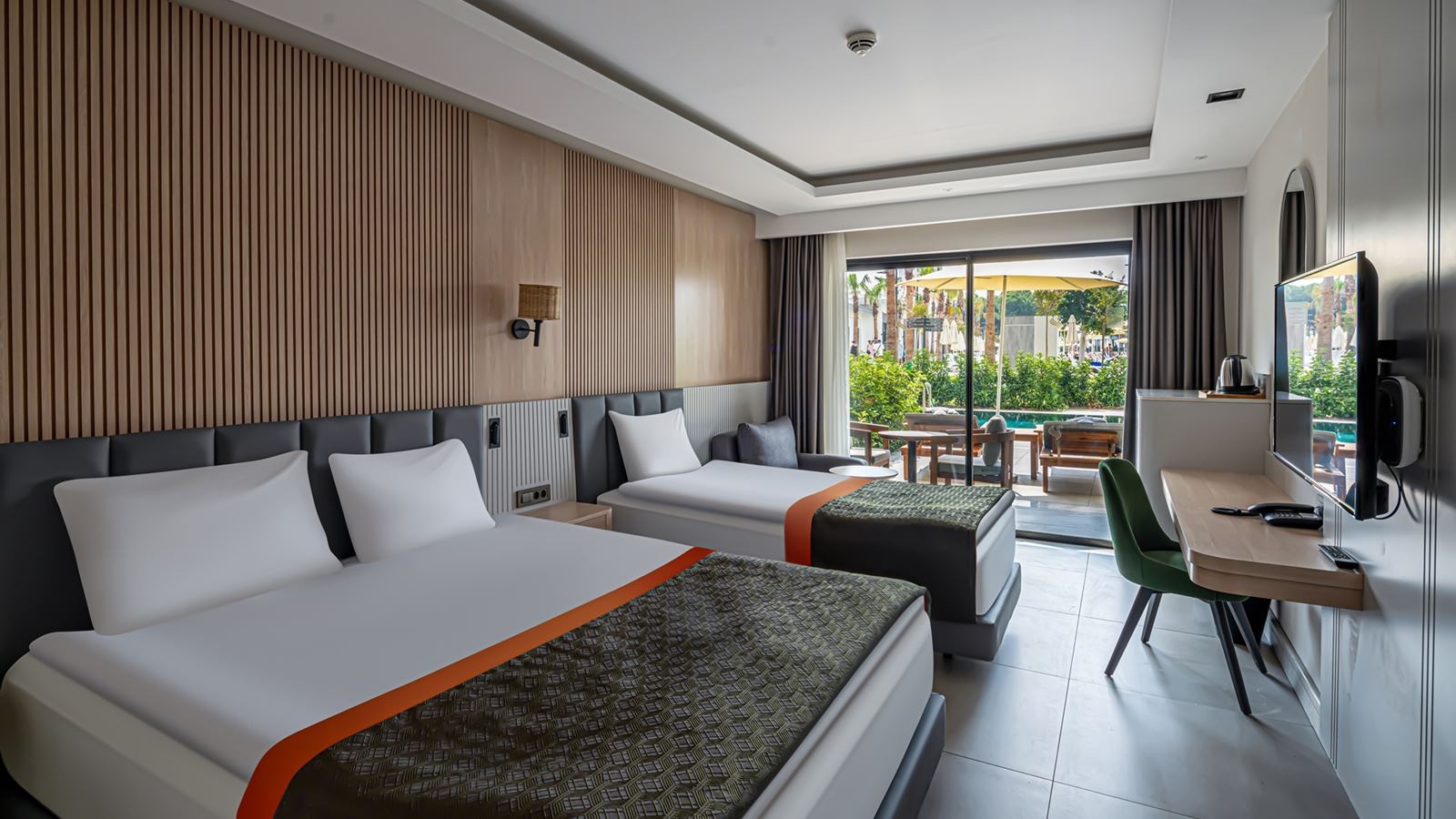 rooms-deluxe-swim-up-room