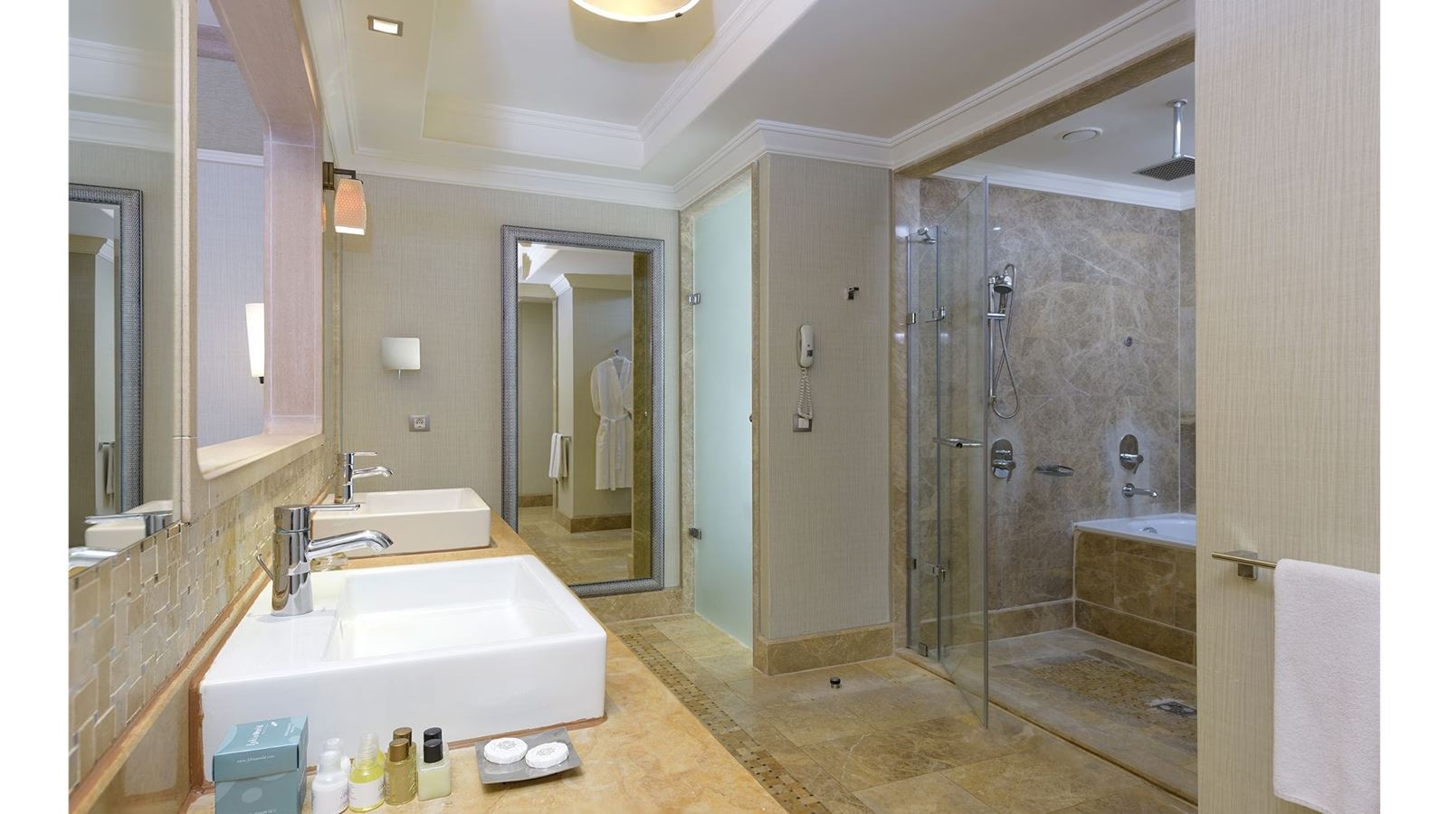 rooms-deluxe-large-room