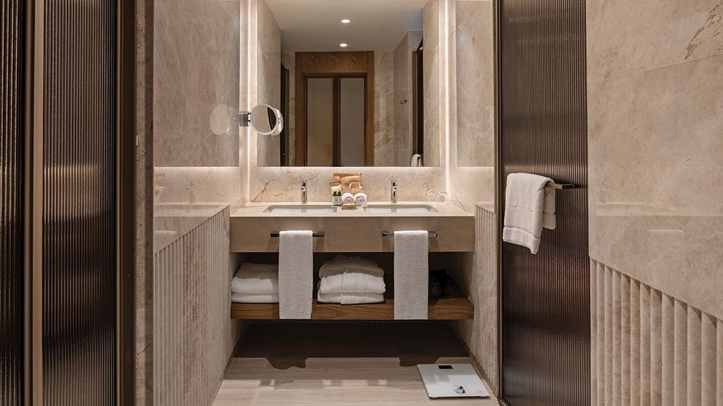 rooms-deluxe-pool-access-via-stairs