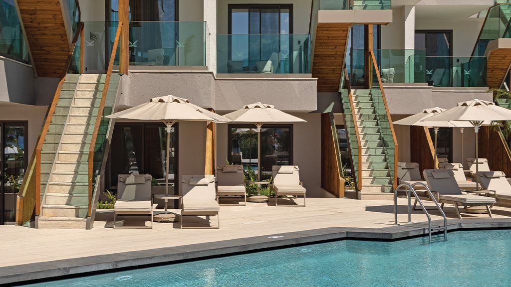 rooms-deluxe-pool-access-via-stairs