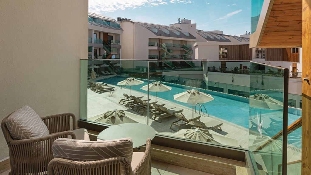 rooms-superior-pool-access-via-stairs