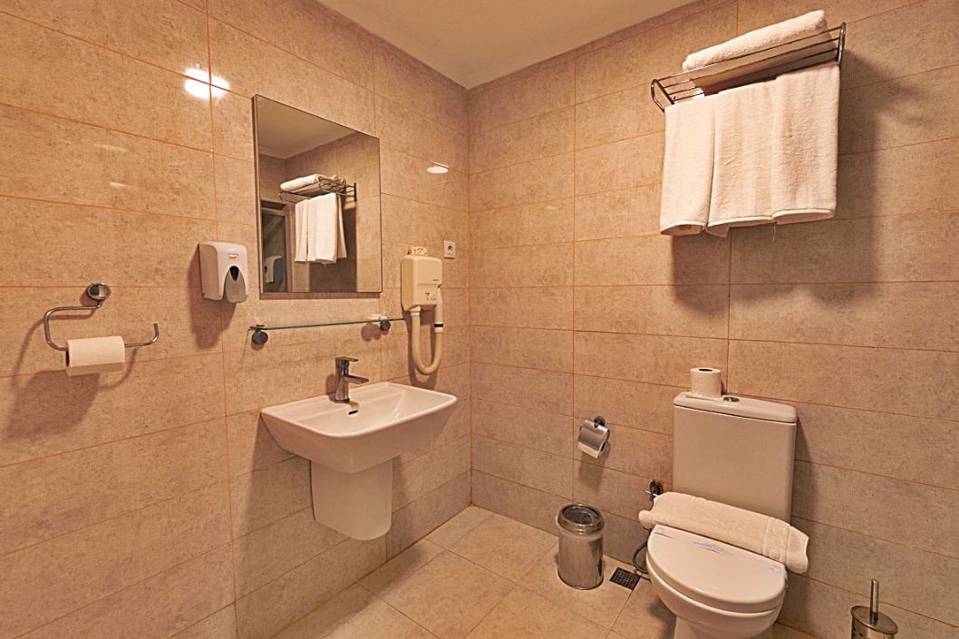 rooms-tiny-room