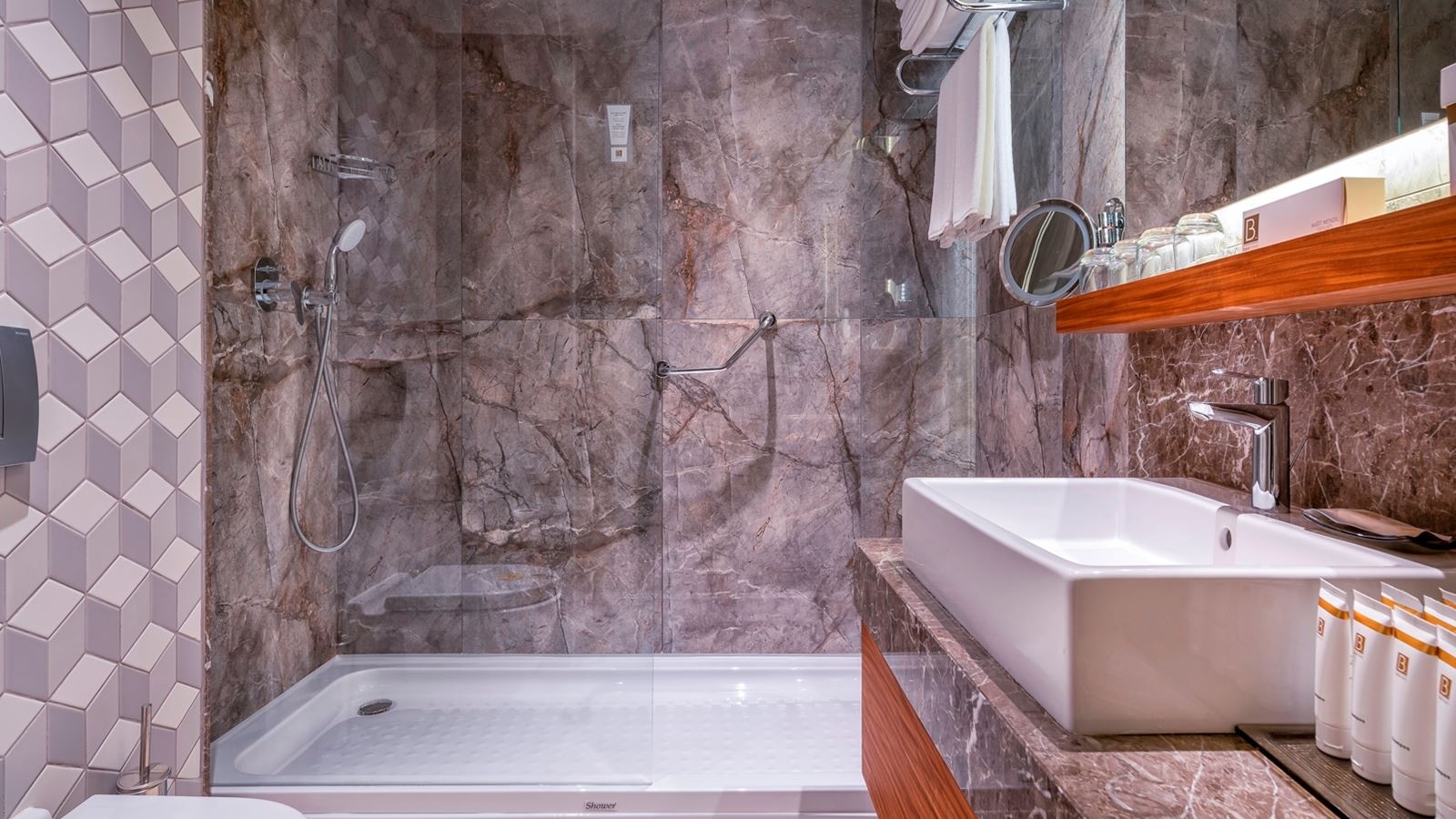 rooms-family-deluxe-room-land-view