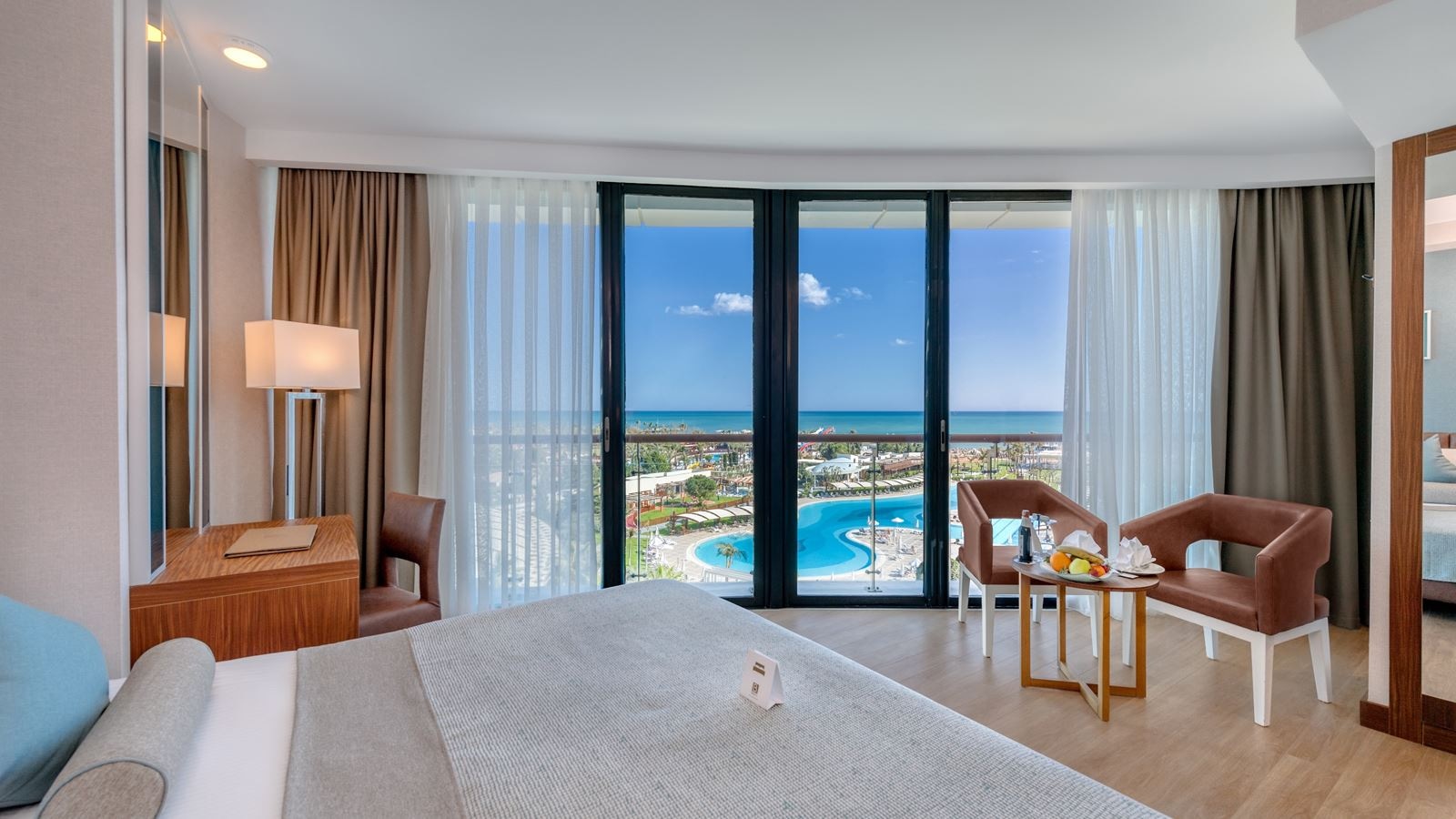 rooms-family-deluxe-room-sea-view