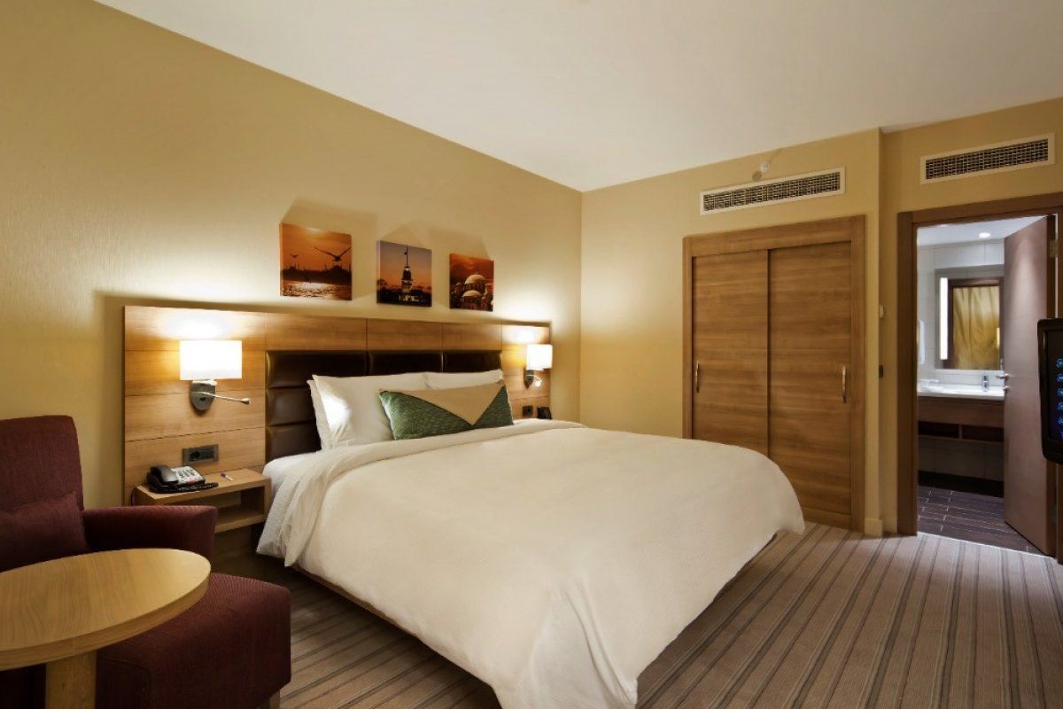 rooms-family-room-connection-land-view