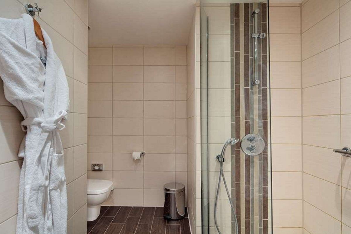 rooms-family-room-connection-land-view