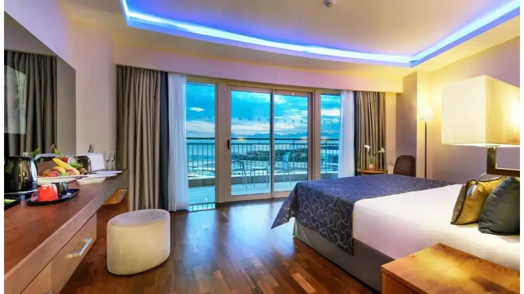 rooms-standard-side-sea-view-room-with-balcony