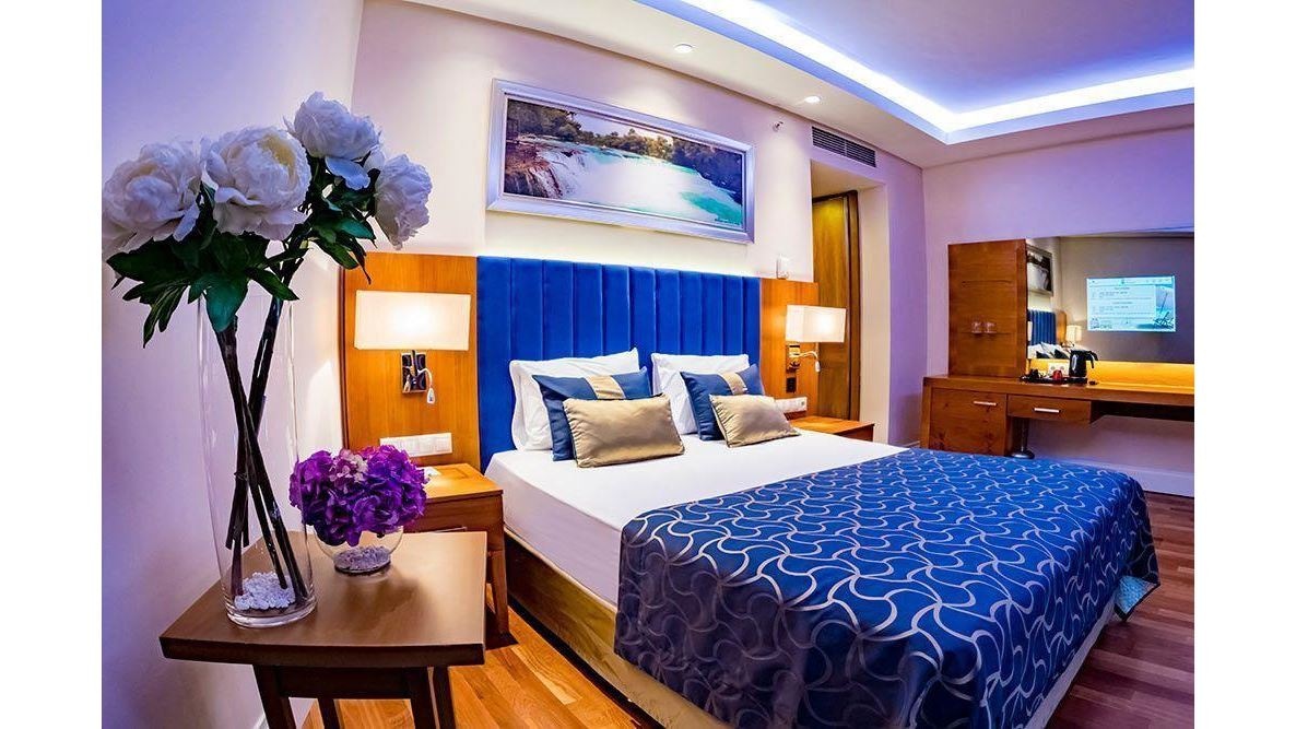 rooms-standard-side-sea-view-room-with-balcony