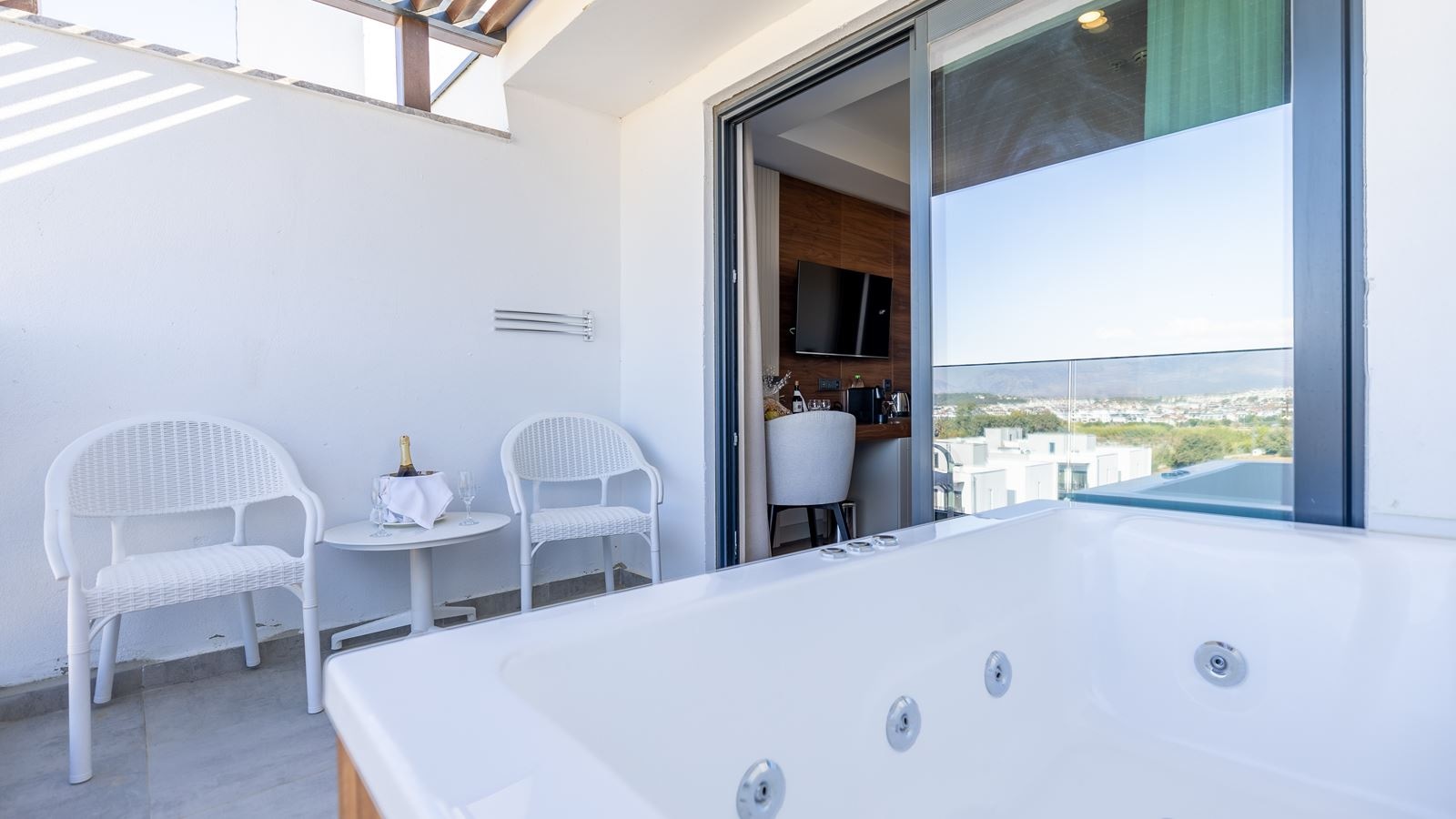 rooms-standart-room-land-with-jacuzzi