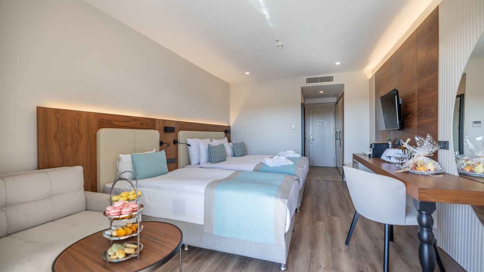 rooms-standart-room-pool-side-with-jacuzzi