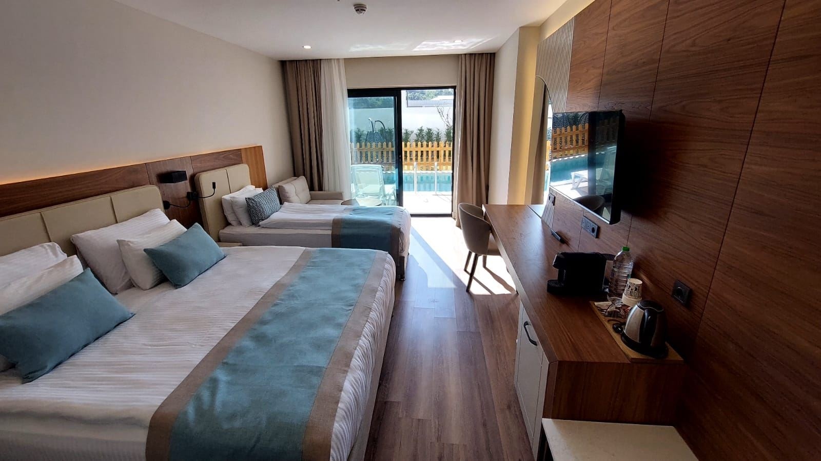 rooms-swimup-room-with-pool-view