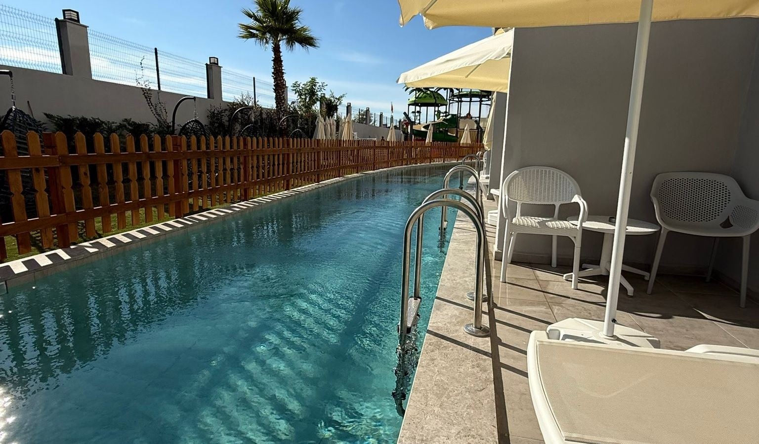 rooms-swimup-room-with-pool-view