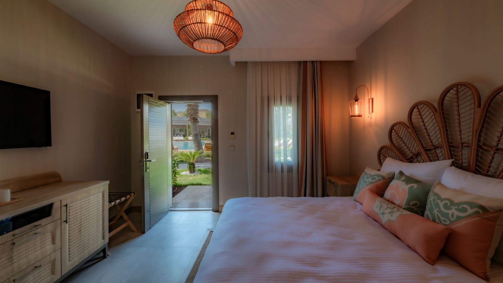 rooms-loft-room-pool-side