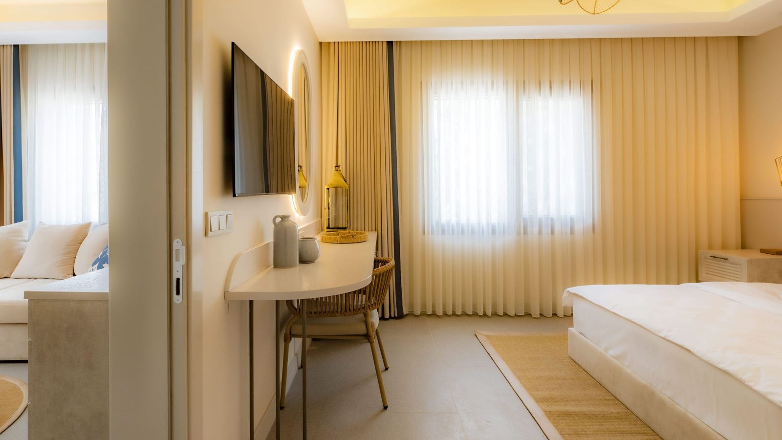 rooms-junior-suite-private-terrace-with-jacuzzi