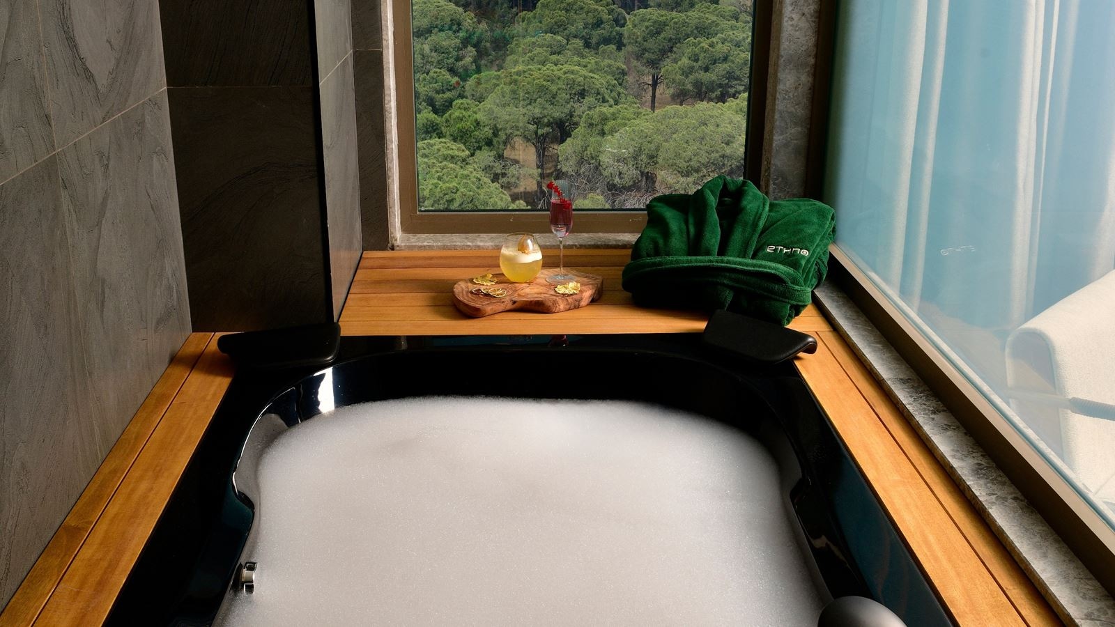 rooms-superior-jacuzzi-forest-view