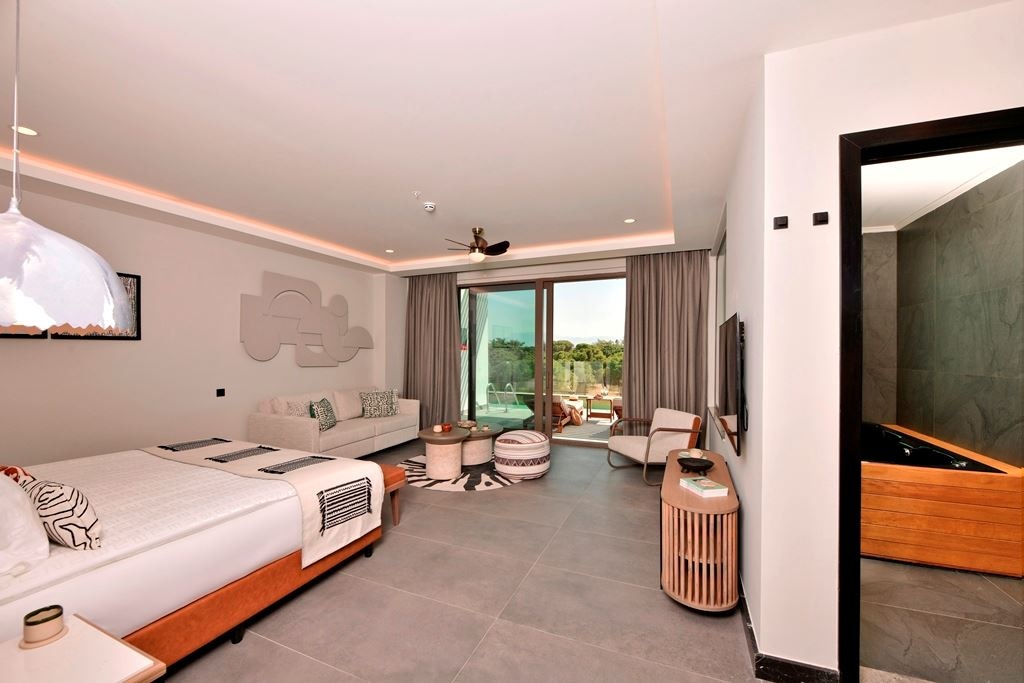 rooms-superior-jacuzzi-swim-up-forest-view