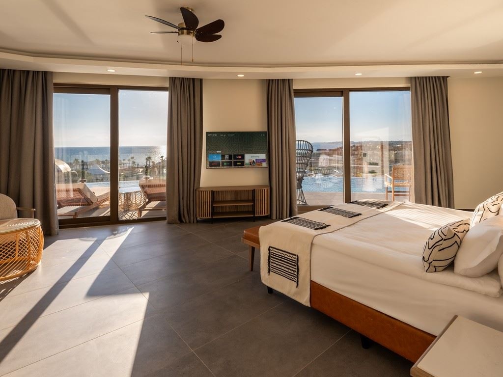 rooms-corner-swim-up-suite-infinity-sea-view