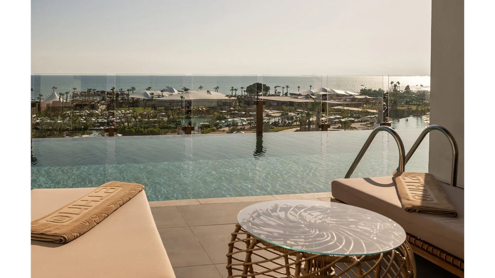 rooms-deluxe-swim-up-sea-view