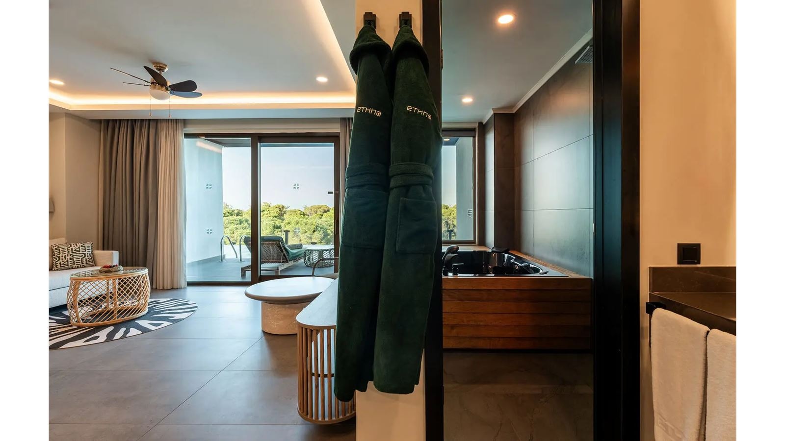 rooms-superior-jacuzzi-swim-up-forest-view