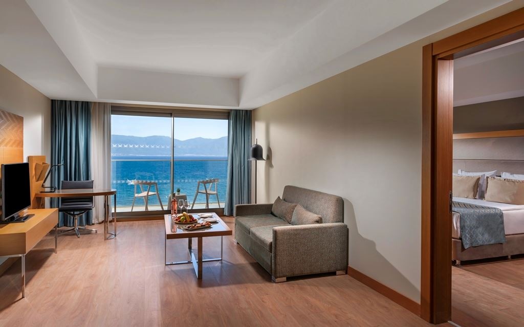 rooms-junior-suite-side-sea-view