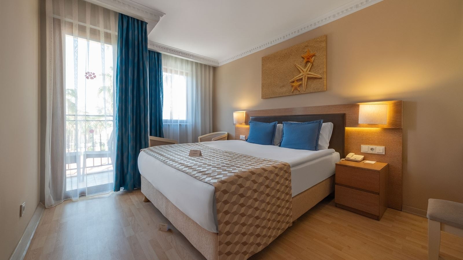 rooms-family-room-pool-view