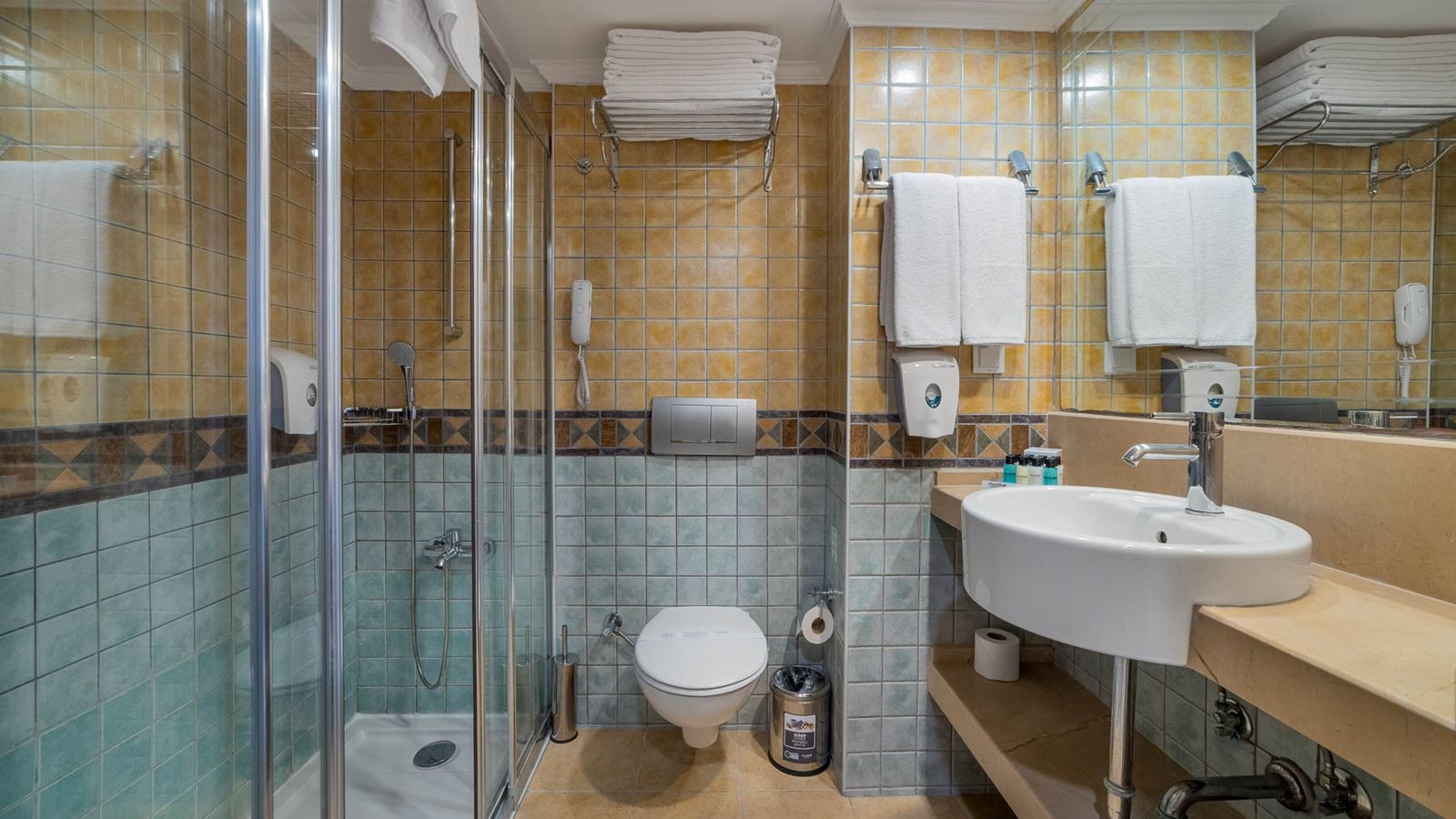 rooms-family-room-pool-view