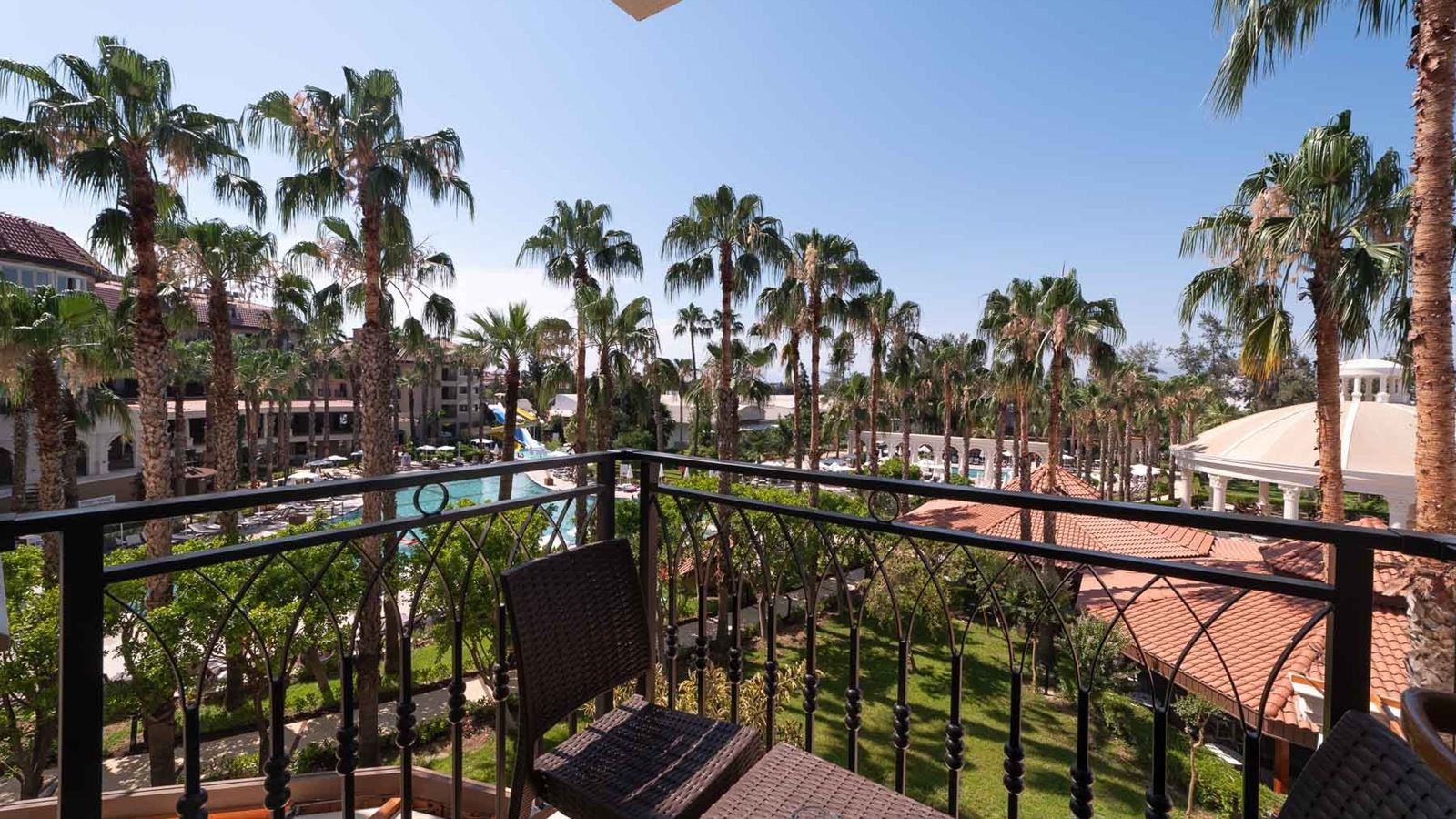 rooms-family-room-pool-view