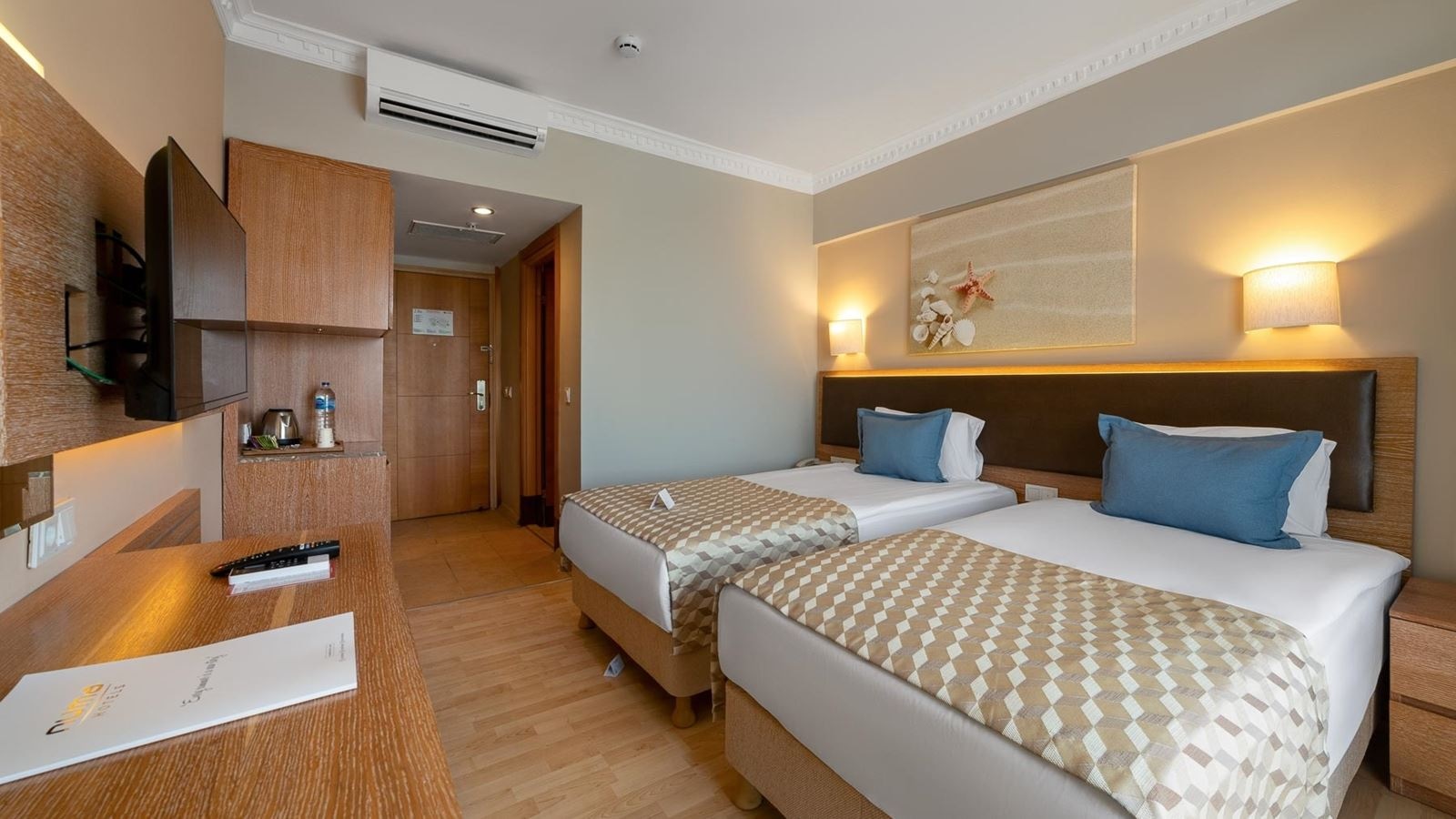 rooms-standard-room--pool-view