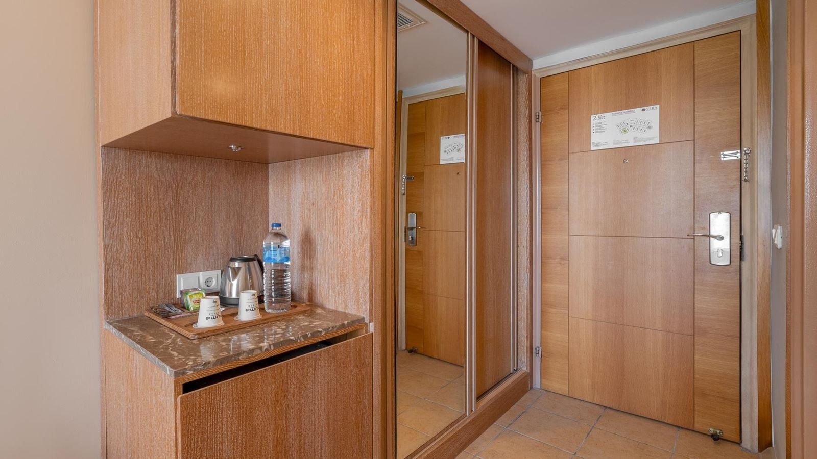 rooms-standard-room--pool-view