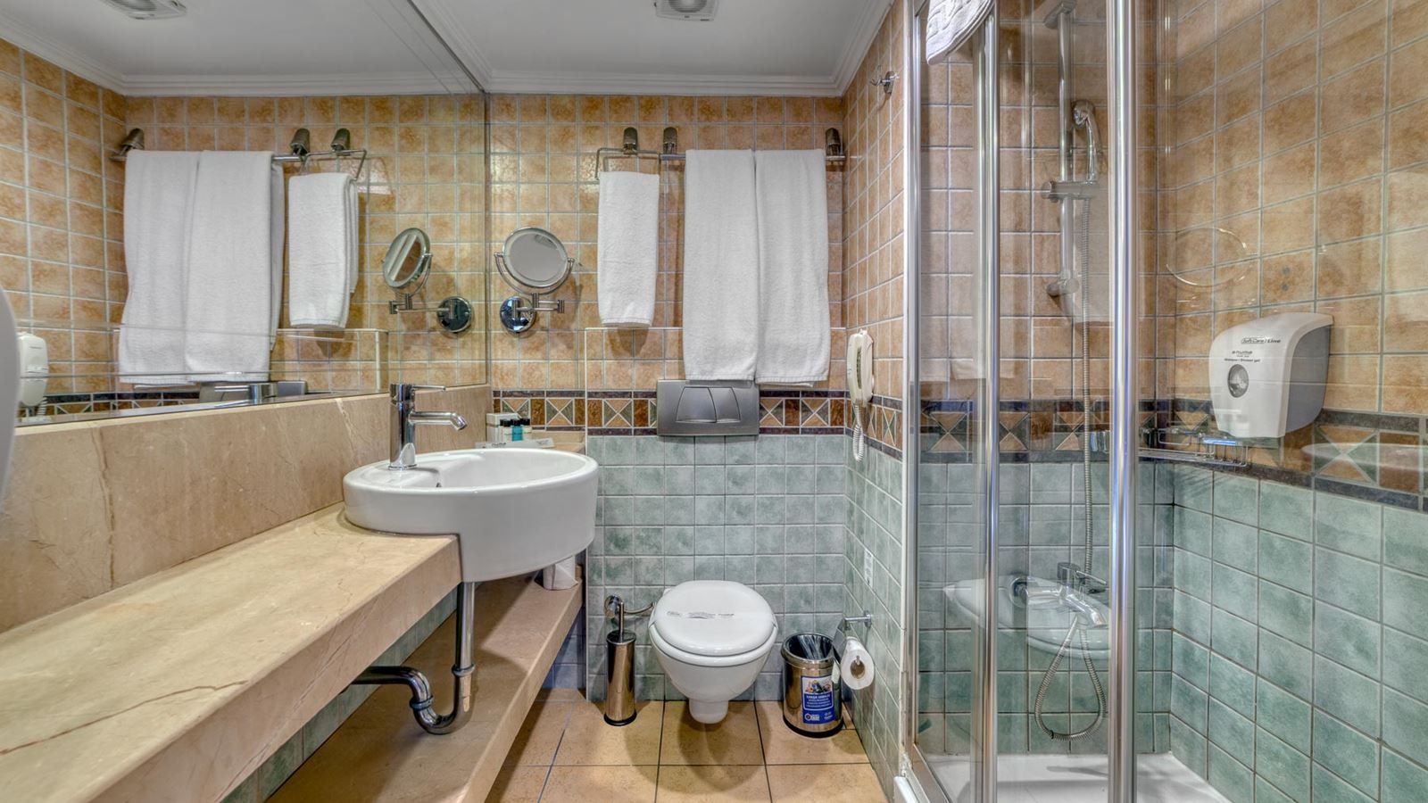 rooms-superior-room-land-view