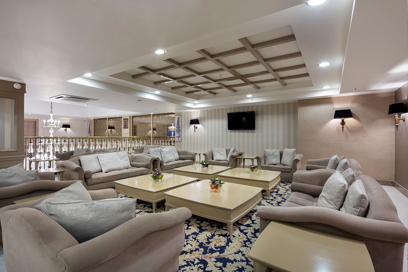 bars-queens-lobby-bar