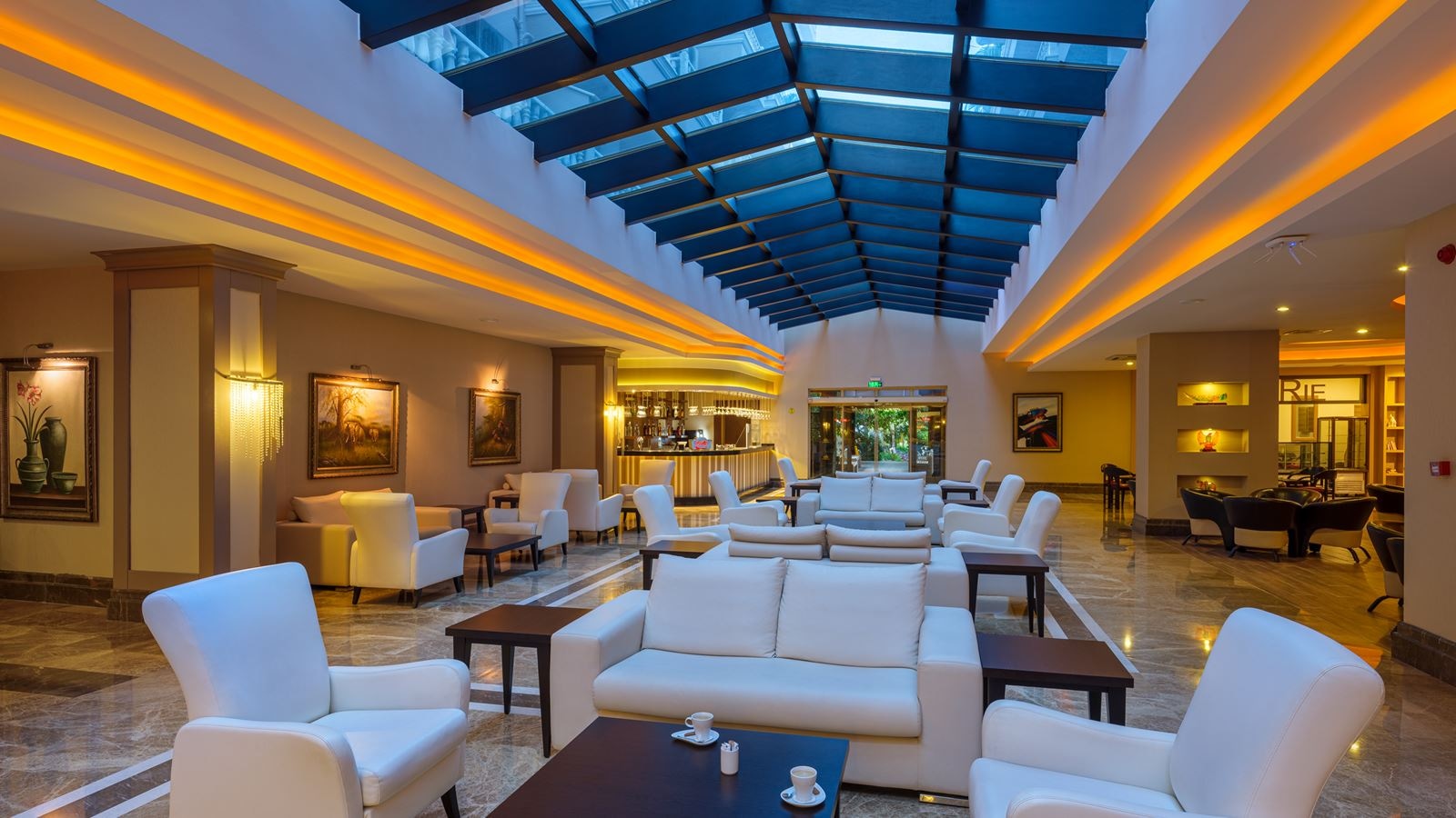 bars-queens-lobby-bar