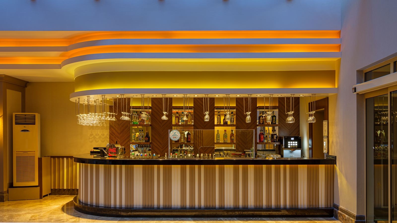 bars-queens-lobby-bar