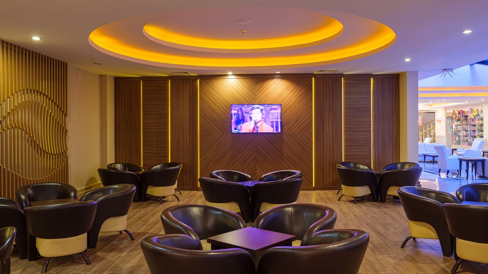 bars-queens-lobby-bar