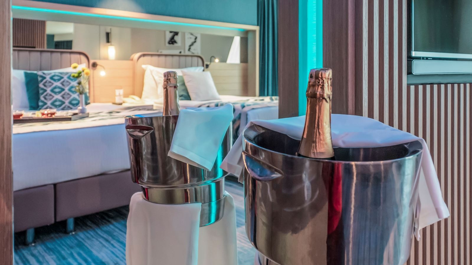 rooms-superior-standard-room-side-sea-view-with-balcony