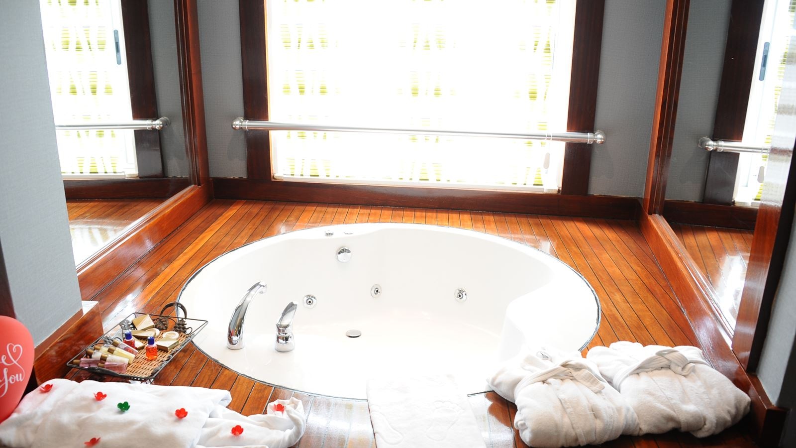 rooms-standard-sea-view-jacuzzi-room