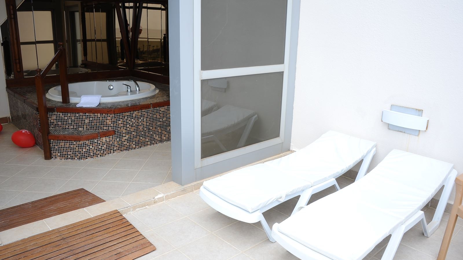 rooms-standard-terrace-jacuzzi-room