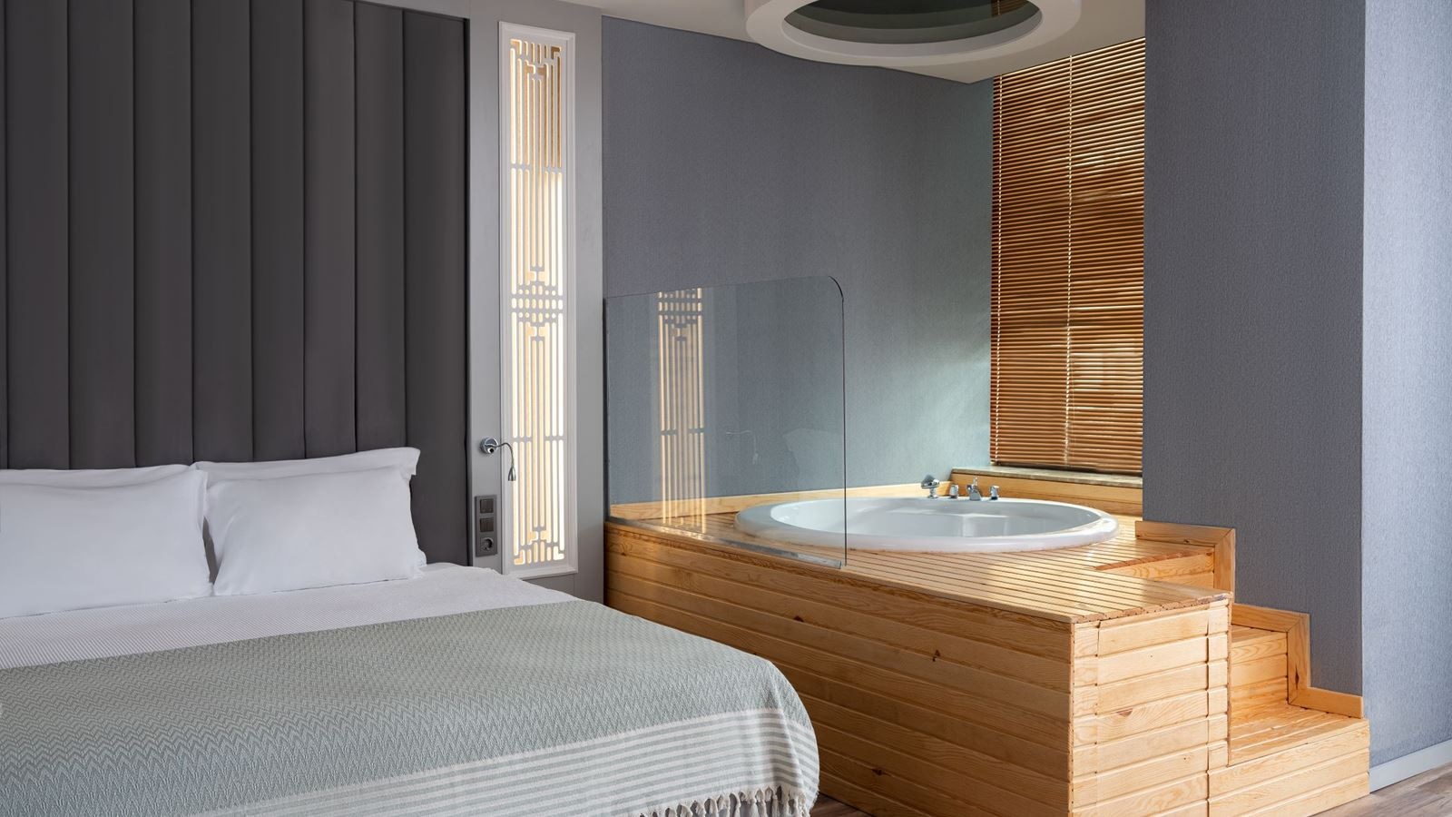 rooms-junior-suite-seapool-view--jacuzzi