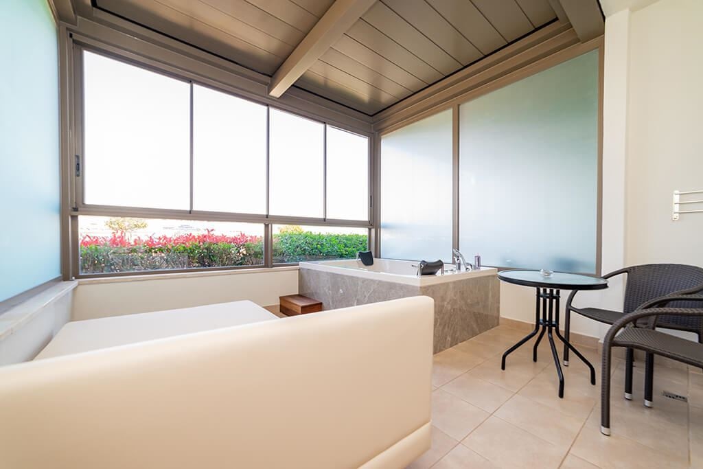 rooms-jacuzzi-comfort-room