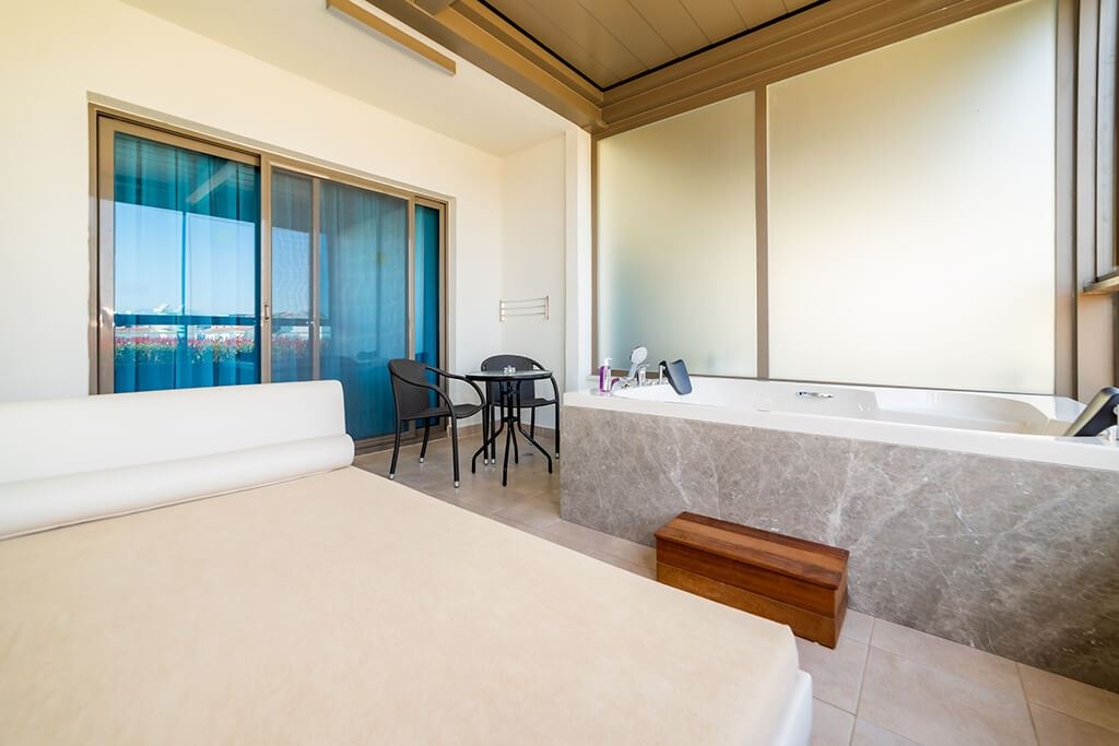 rooms-jacuzzi-comfort-room