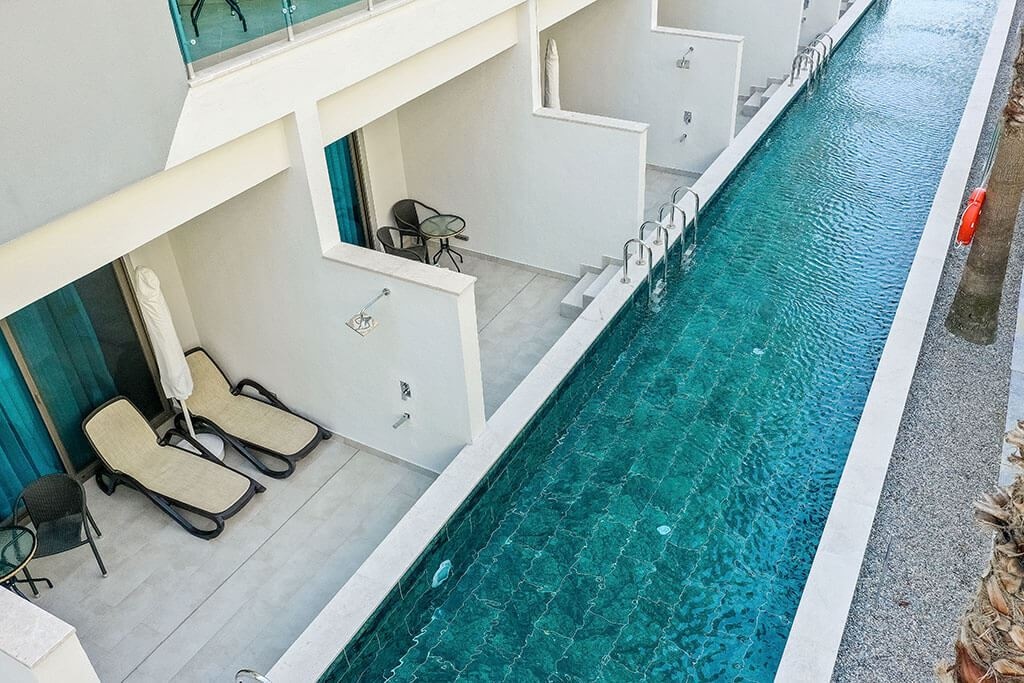 rooms-relax-pool